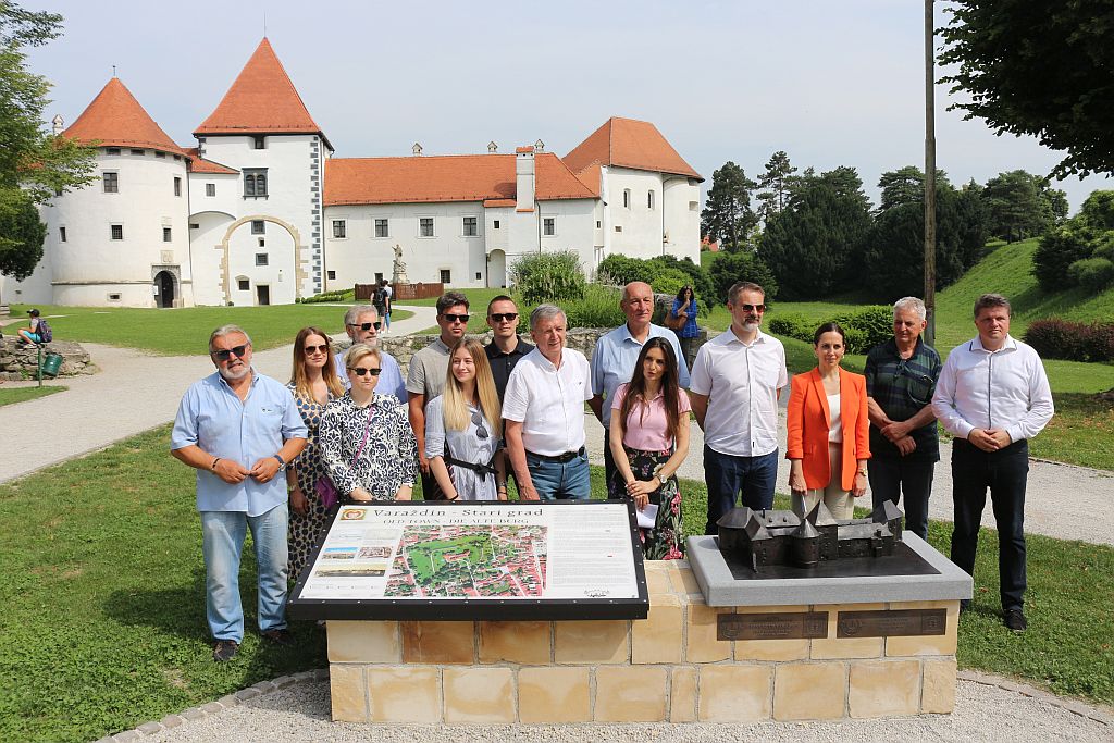 Instalacija za slijepe i slabovidne osobe ispred Varaždinskog Starog grada