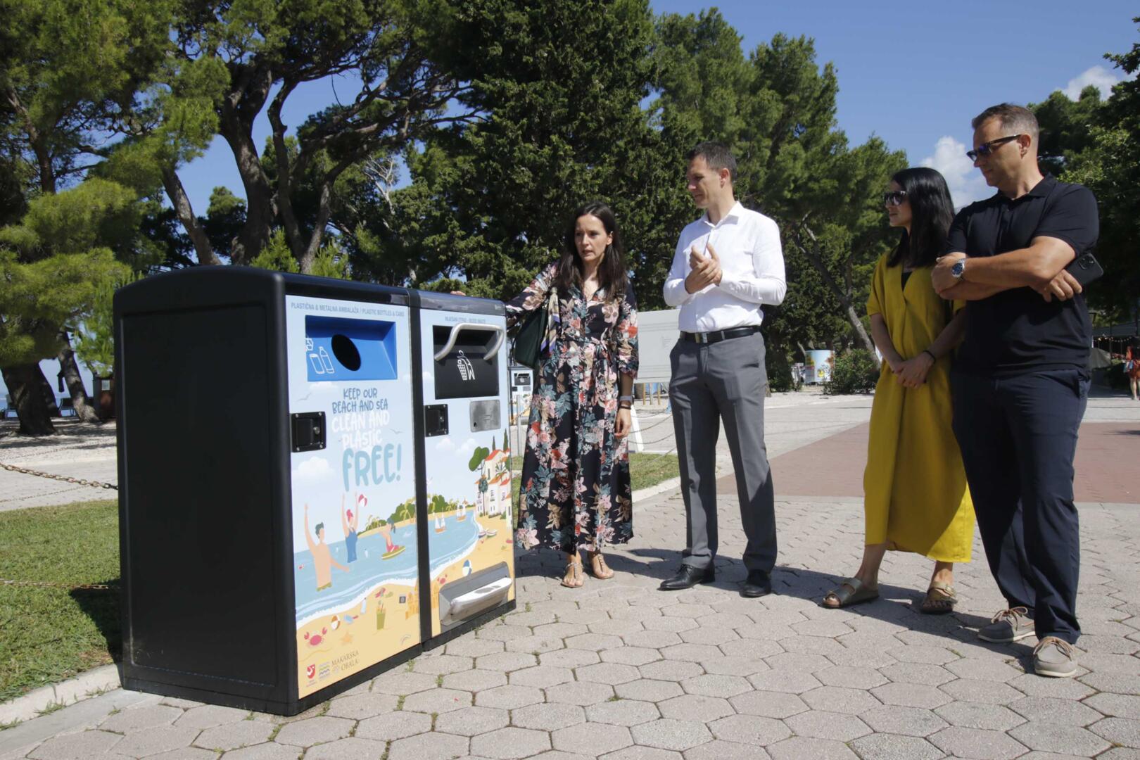 17 pametnih spremnika za otpad na gradskoj plaži u Makarskoj