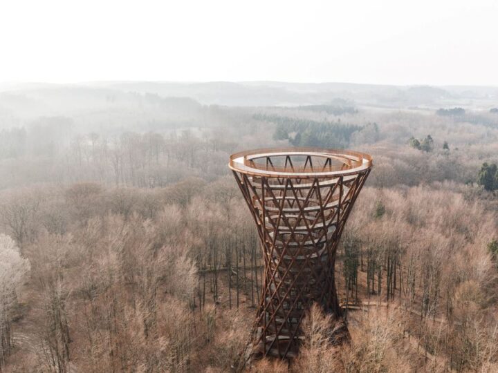 Spiralni Camp Adventure toranj usred danske šume