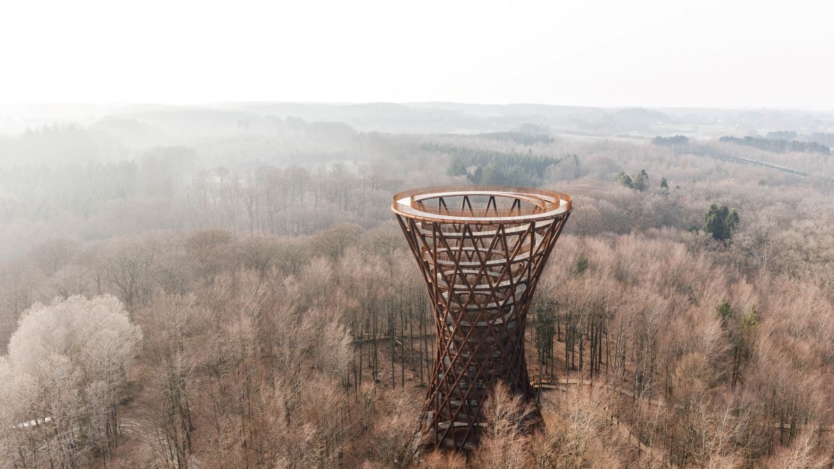 Spiralni Camp Adventure toranj usred danske šume
