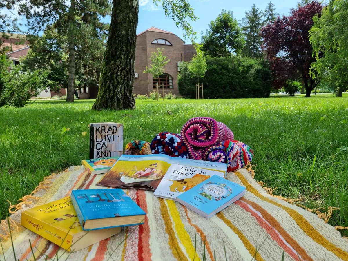 Knjižnica „Nikola Zrinski” Čakovec posuđuje dekice za čitanje u parku