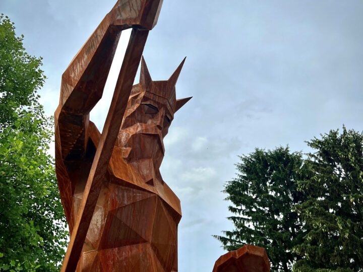 Monumentalni opus skulptura Nikole Vudraga u varaždinskom parku tijekom Špancirfesta