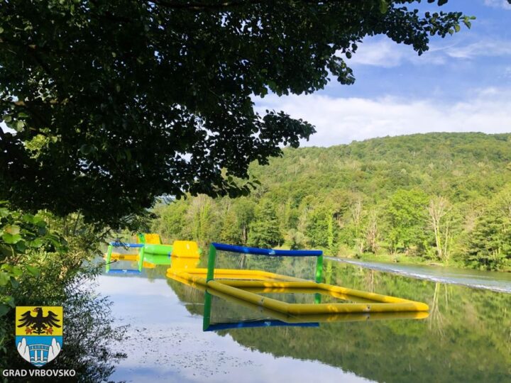 Na kupalištu Klanac postavljene atraktivne sprave za igre na vodi