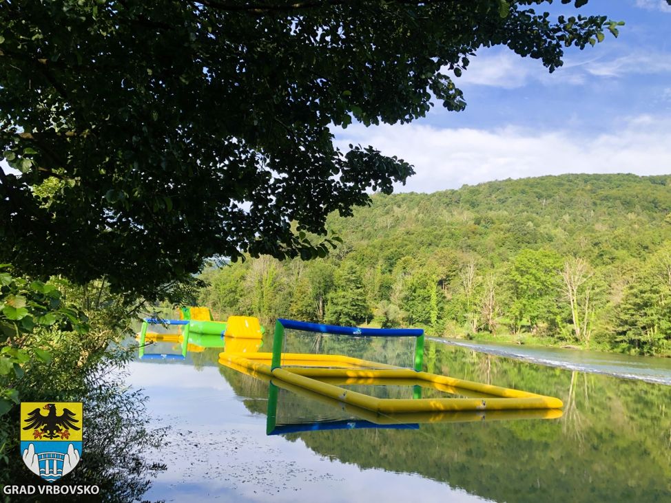 Na kupalištu Klanac postavljene atraktivne sprave za igre na vodi