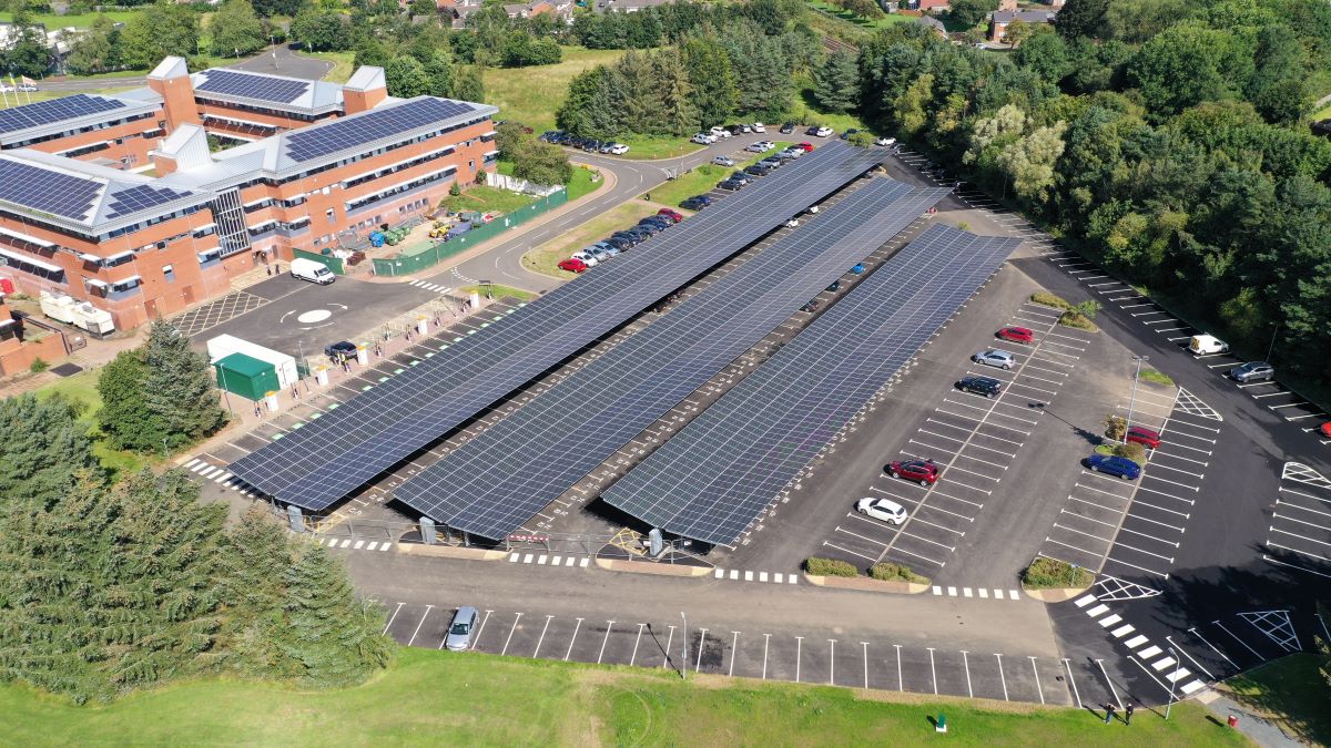 Vijeće iz UK-a pokreće pionirski solarni park sa punjačima za automobile