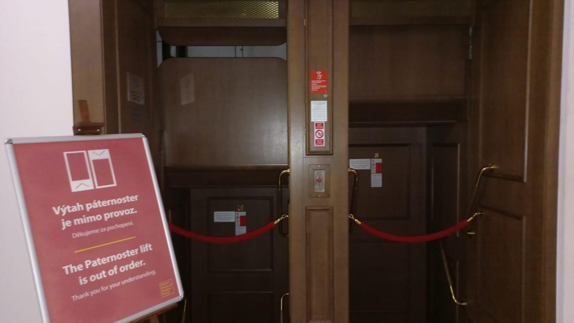 Prag će početi naplaćivati naknadu za viralna dizala bez vrata