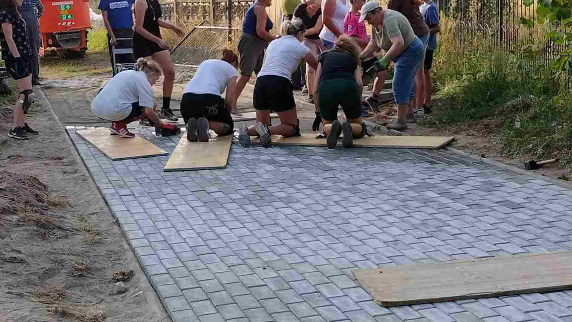 Poljske žene popločavaju sve pločnike u svom selu, jer vlasti ne mogu