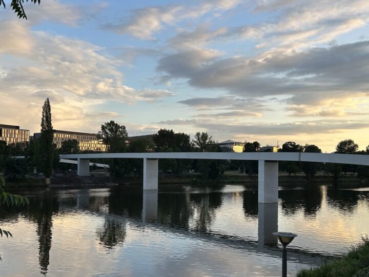 Most sa hidrauličkim stupovima: Štvanice preobražava Prag