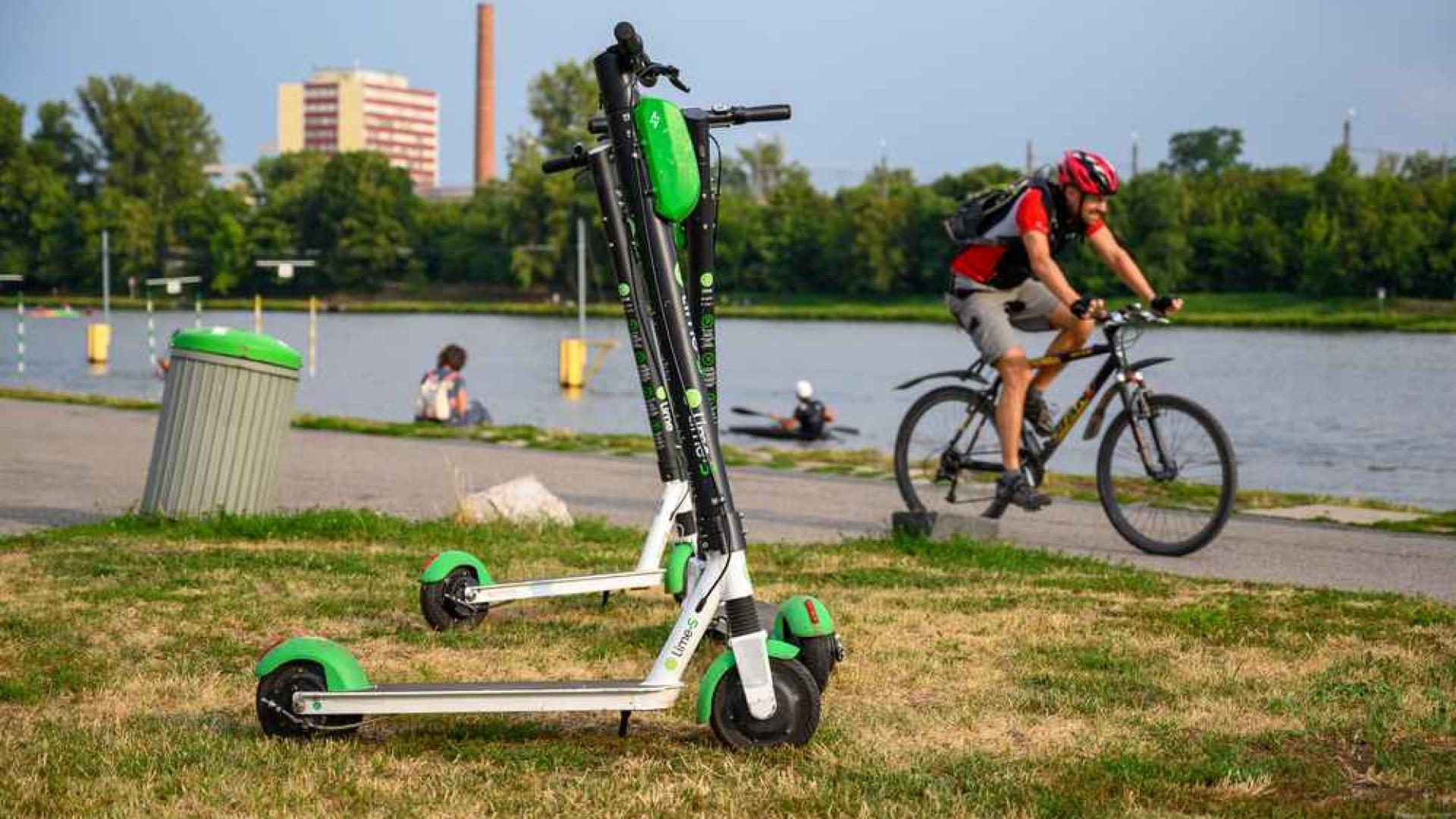 Povijesna jezgra Praga zabranjuje parkiranje e-romobila