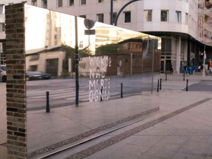 Jednosmjerni zrcalni zid obilježava godišnjicu ustanka u Varšavskom getu