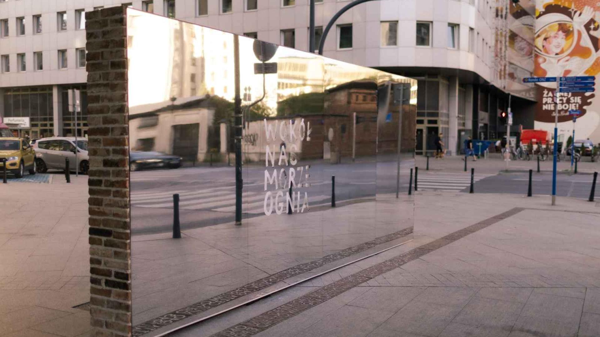 Jednosmjerni zrcalni zid obilježava godišnjicu ustanka u Varšavskom getu