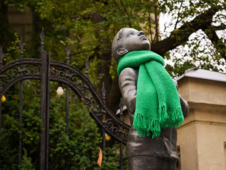 Zašto je Vilnius stavio zelene šalove na lokalne skulpture?