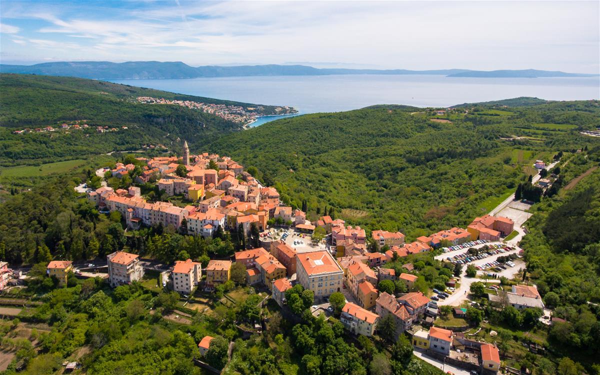 Labinski stari grad postaje kulisa Netflixove serije – obavijest o regulaciji prometa
