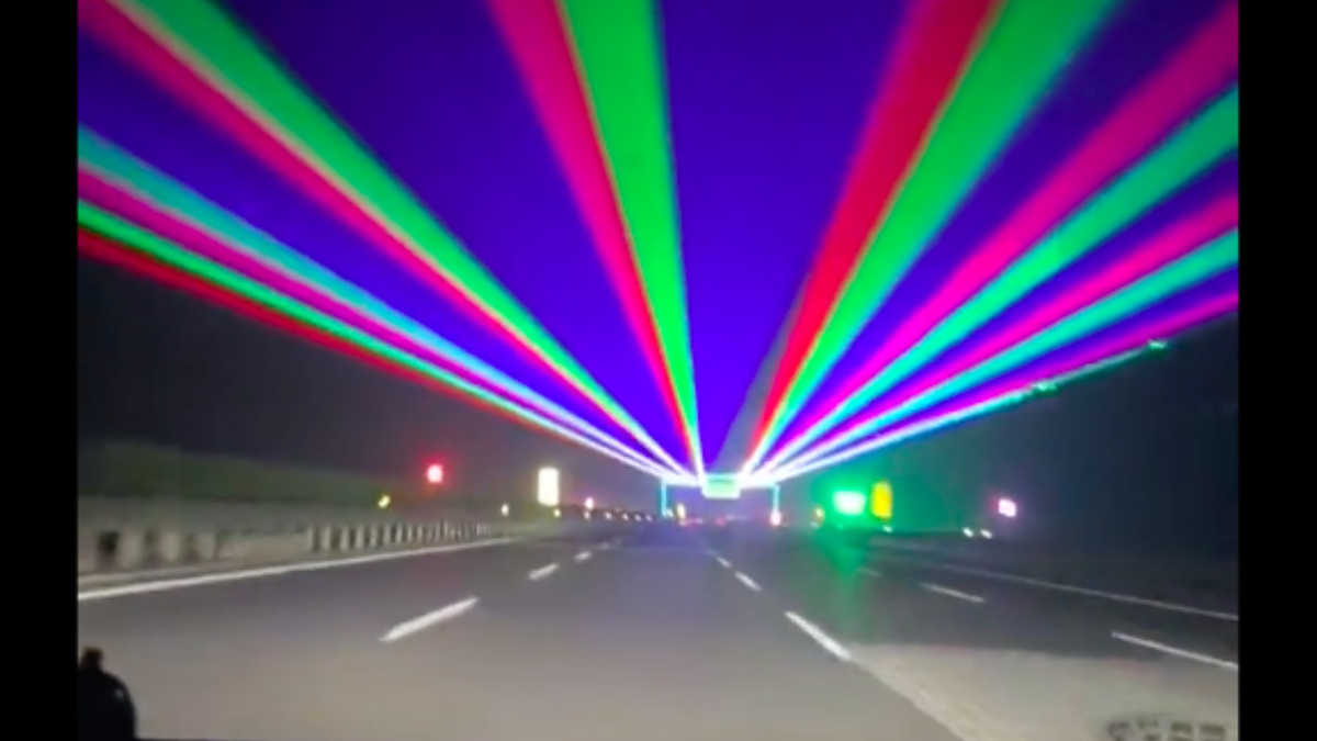 Kinezi na cestama organiziraju laserski svjetlosni show kako bi vozači ostali budni