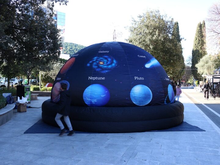 Mobilni planetarij u Uvali Lapad oduševio djecu i mlade
