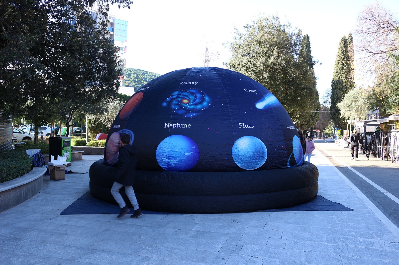 Mobilni planetarij u Uvali Lapad oduševio djecu i mlade