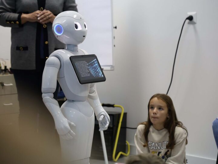 Kutak za robote i treneri za popularizaciju informatike, multimedije i robotike
