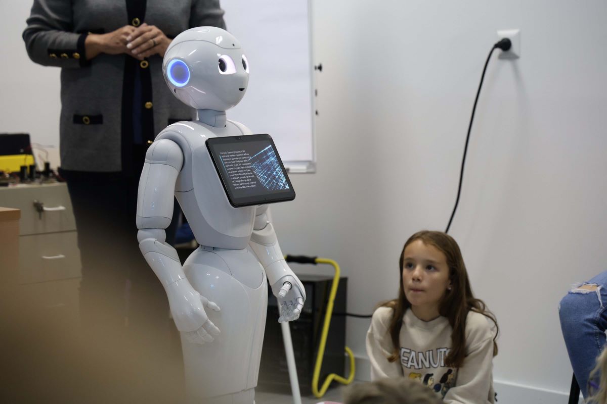 Kutak za robote i treneri za popularizaciju informatike, multimedije i robotike