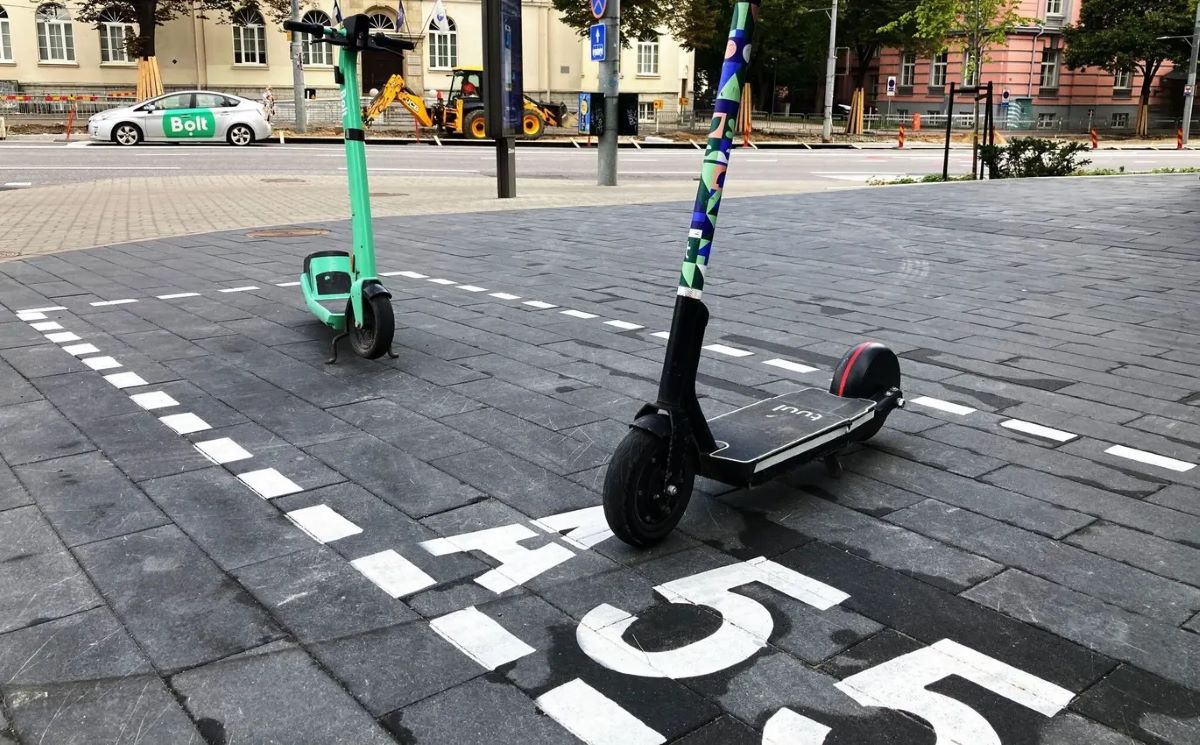 Tallinn proširuje parkirališta za e-romobile kako bi povećao sigurnost