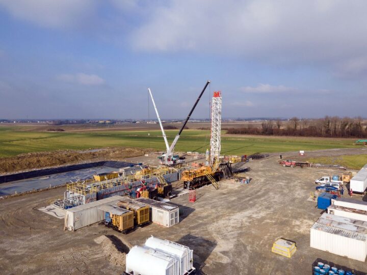 Na prostoru buduće bušotine za geotermalnu energiju u Bjelovaru postavlja se toranj veličine 40 metara