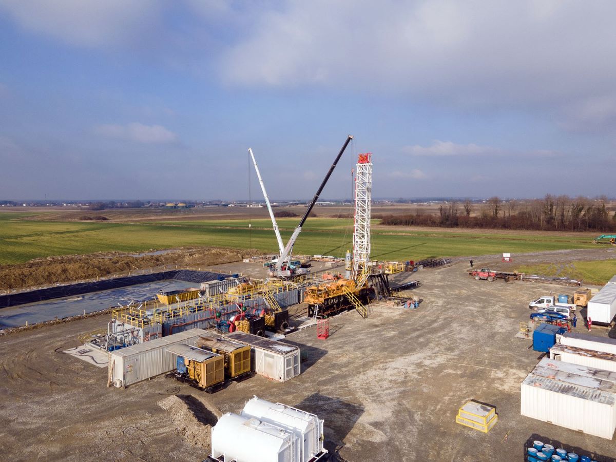 Na prostoru buduće bušotine za geotermalnu energiju u Bjelovaru postavlja se toranj veličine 40 metara