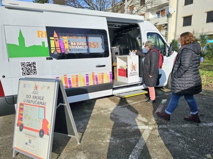 Veseli bibliokombi kruži porečkim cestama i dostavlja knjigu do vrata čitateljima