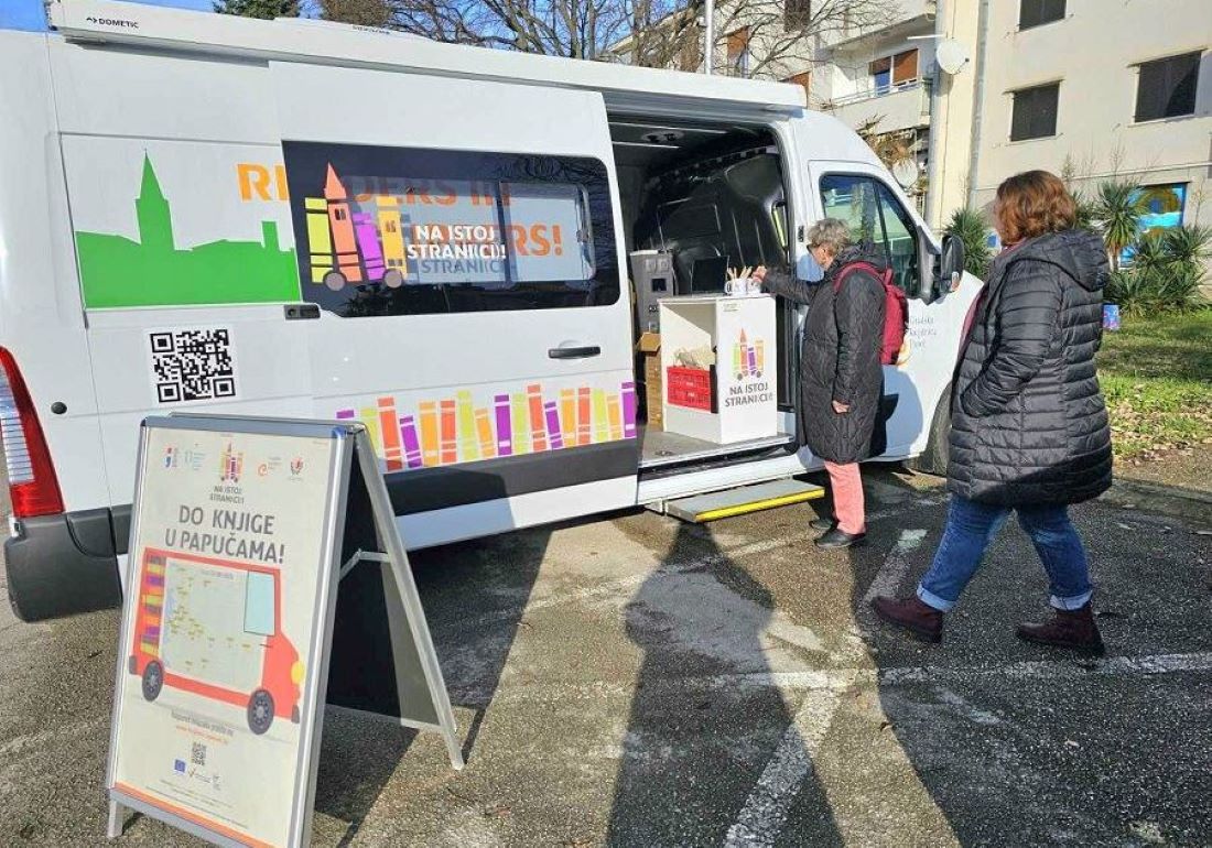 Veseli bibliokombi kruži porečkim cestama i dostavlja knjigu do vrata čitateljima