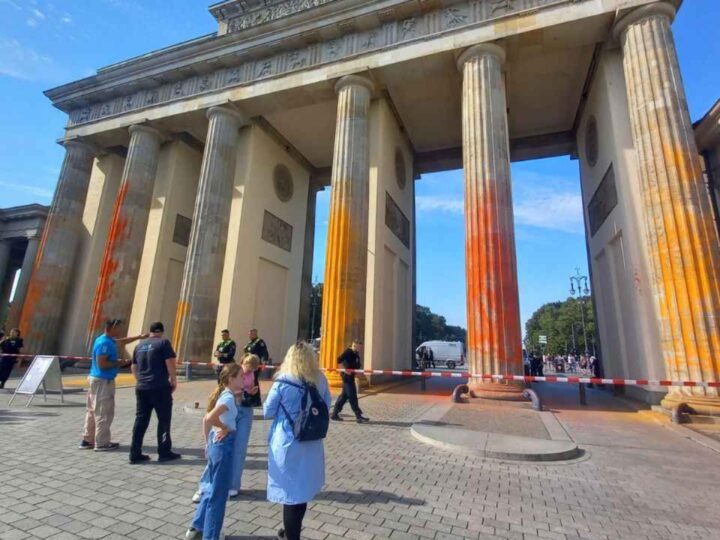 Berlin tuži eko-aktiviste Last Generation-a zbog uništavanja Brandenburških vrata