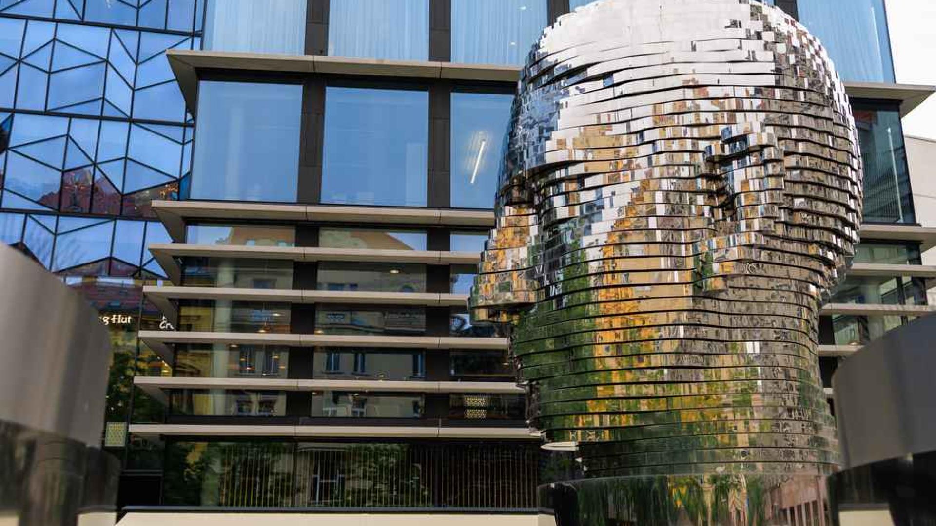 Čuvena praška rotirajuća skulptura vraća se na svoje mjesto