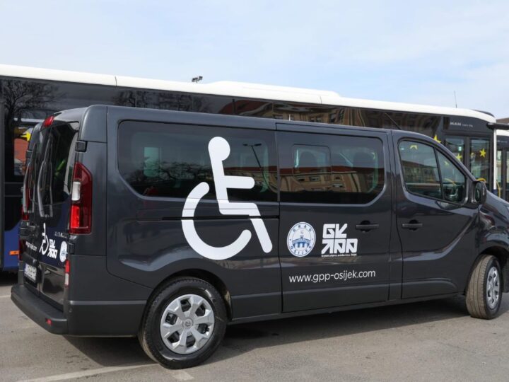Grad Osijek kupio novo kombi vozilo za besplatan prijevoz osoba s invaliditetom