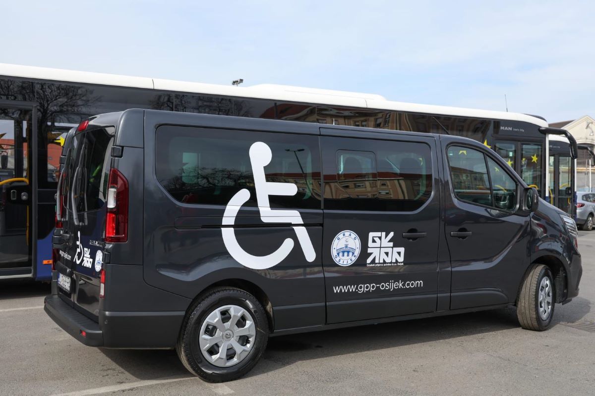 Grad Osijek kupio novo kombi vozilo za besplatan prijevoz osoba s invaliditetom