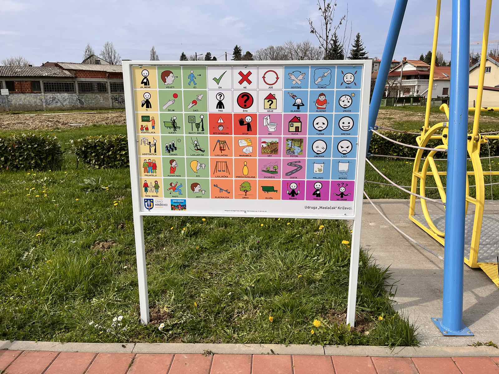 U Križevcima postavljene komunikacijske ploče namijenjene djeci s teškoćama u govoru