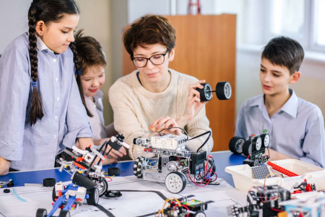 Stižu kurikulumi o umjetnoj inteligenciji za osnovne i srednje škole