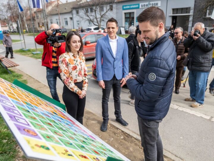 U Osijeku postavljena prva komunikacijska ploča za djecu i odrasle s poremećajem iz spektra autizma