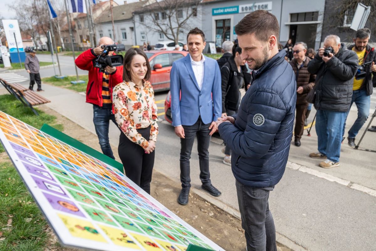 U Osijeku postavljena prva komunikacijska ploča za djecu i odrasle s poremećajem iz spektra autizma