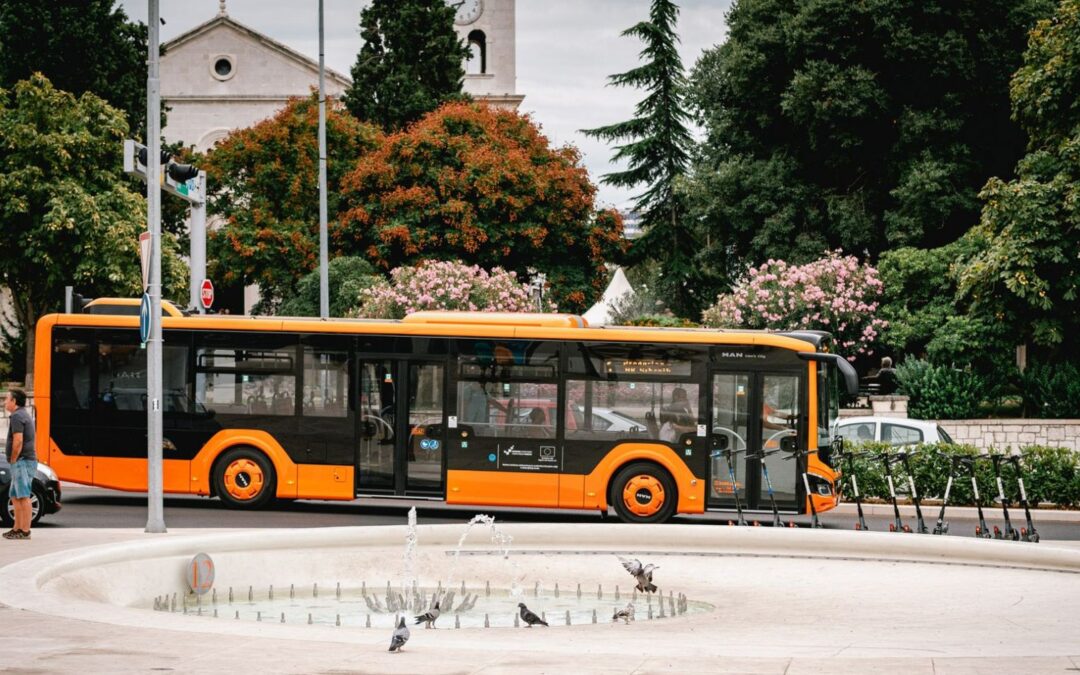 Info totemi javnog gradskog prijevoza prikazuju kretanje i dolazak autobusa u stvarnom vremenu