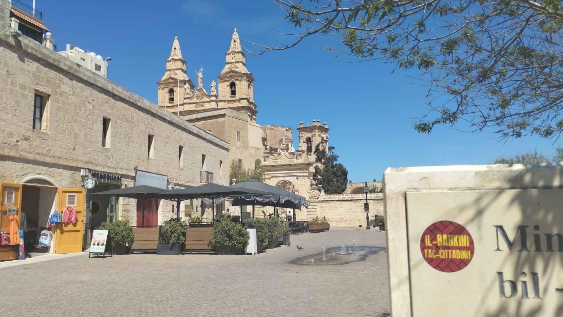 Stanovnici Malte prosvjeduju protiv neobuzdane okupacije pločnika od strane restorana