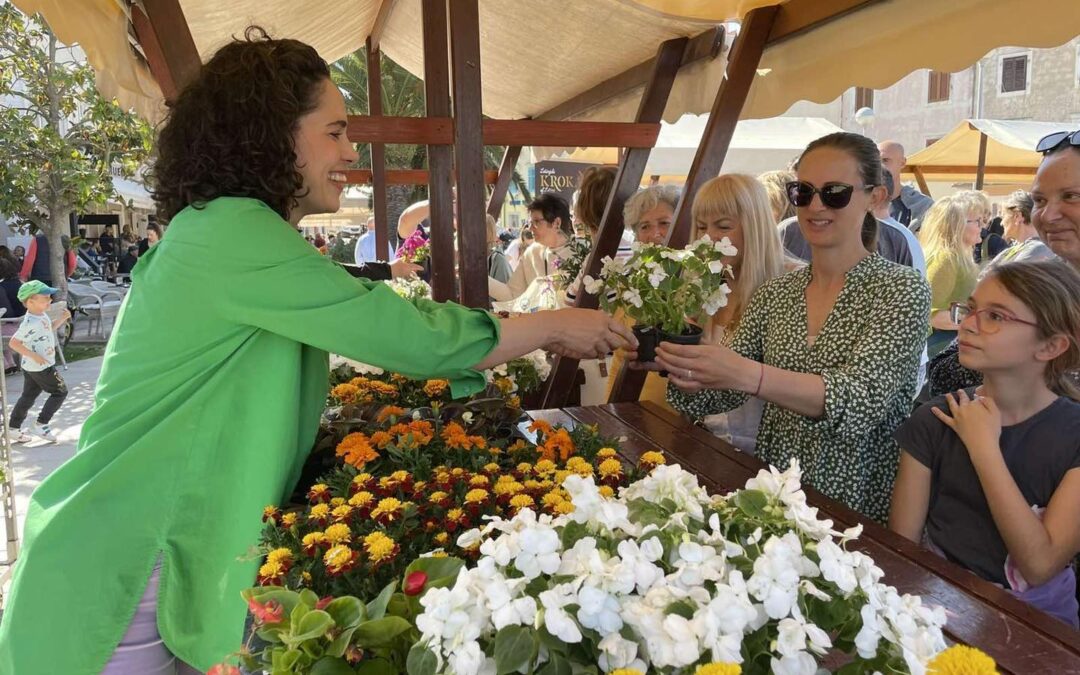 Mali Lošinj građanima podjelio ukrasno bilje i sadnice cvijeća za uređenje balkona i okućnica