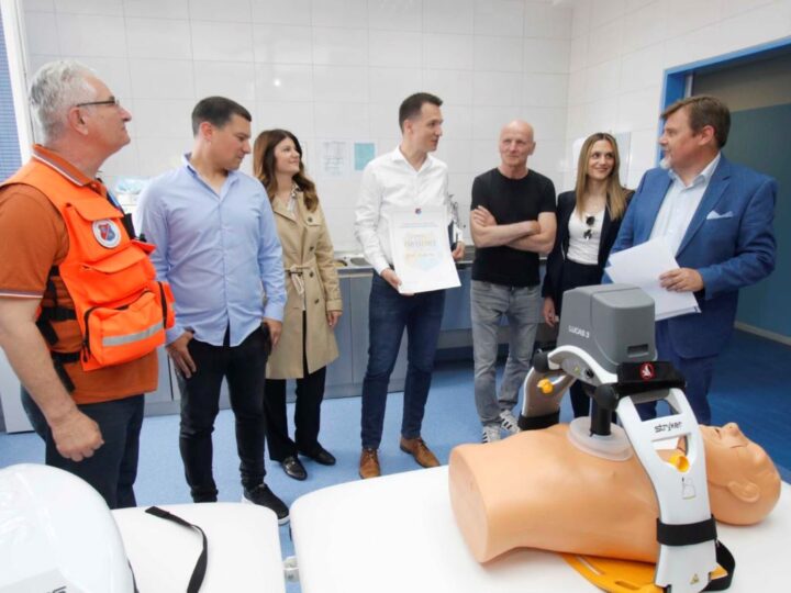Grad Makarska i općine donirale Hitnoj pomoći vrijedan uređaj za masažu srca