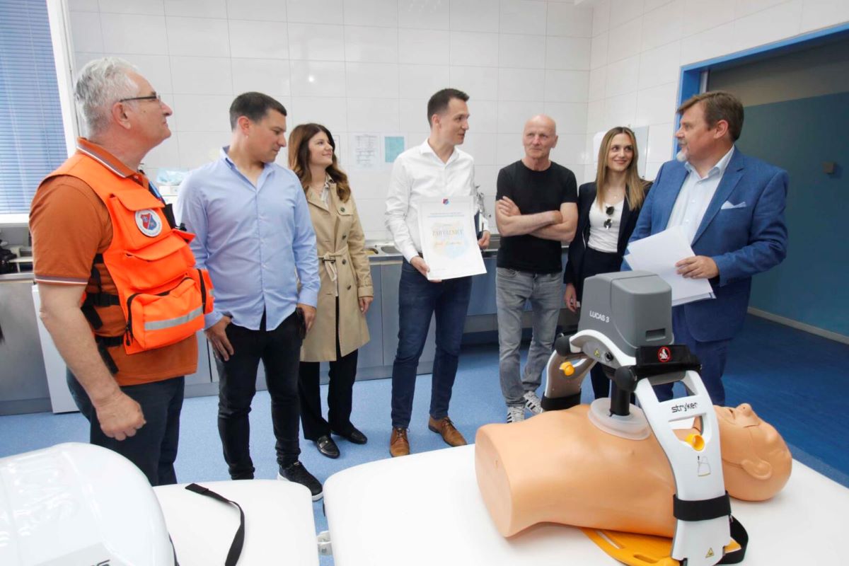 Grad Makarska i općine donirale Hitnoj pomoći vrijedan uređaj za masažu srca