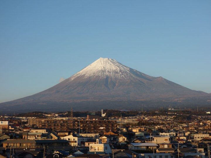 Japanski grad gradi zid kako bi spriječio turiste da vide popularni pogled na planinu Fuji
