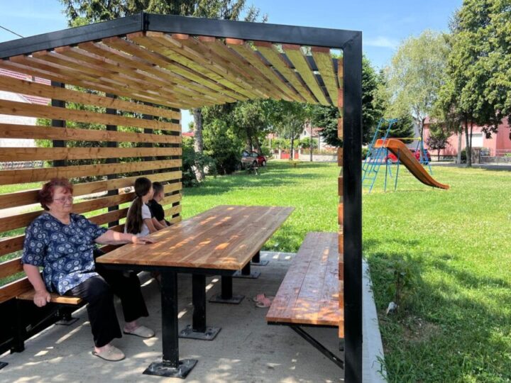 U projektu Zelena oaza započela izgradnja sjenica za druženje i odmor na 14 lokacija u Vinkovcima