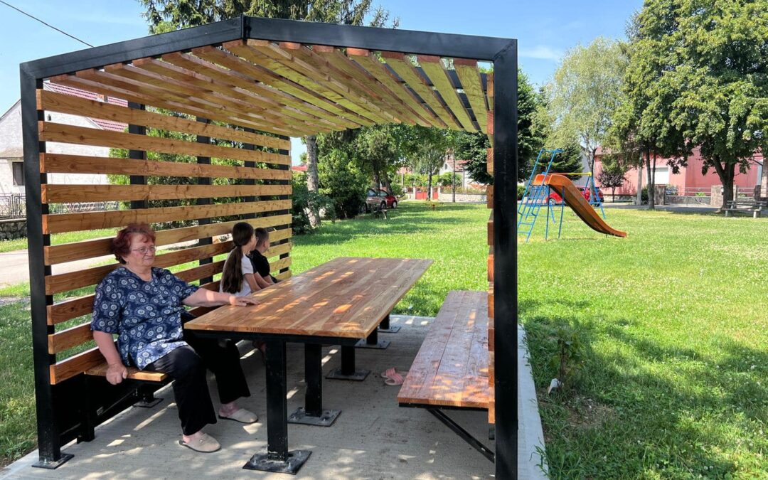 U projektu Zelena oaza započela izgradnja sjenica za druženje i odmor na 14 lokacija u Vinkovcima
