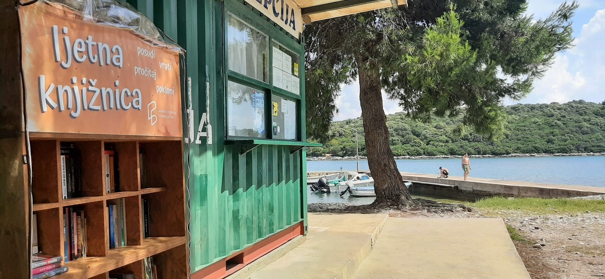 Otvorene ljetne knjižnice na popularnim kupalištima Puljana i njihovih gostiju