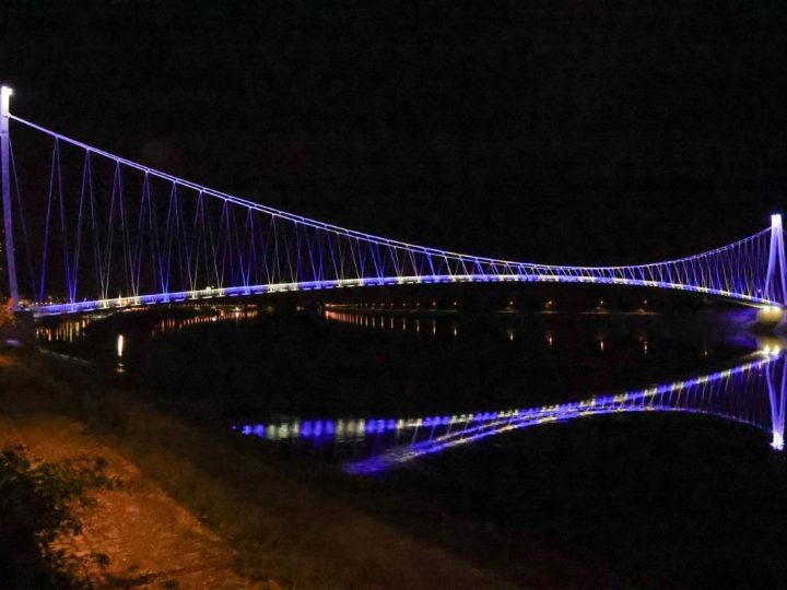 Osječki pješački most svijetli novom dekorativnom rasvjetom