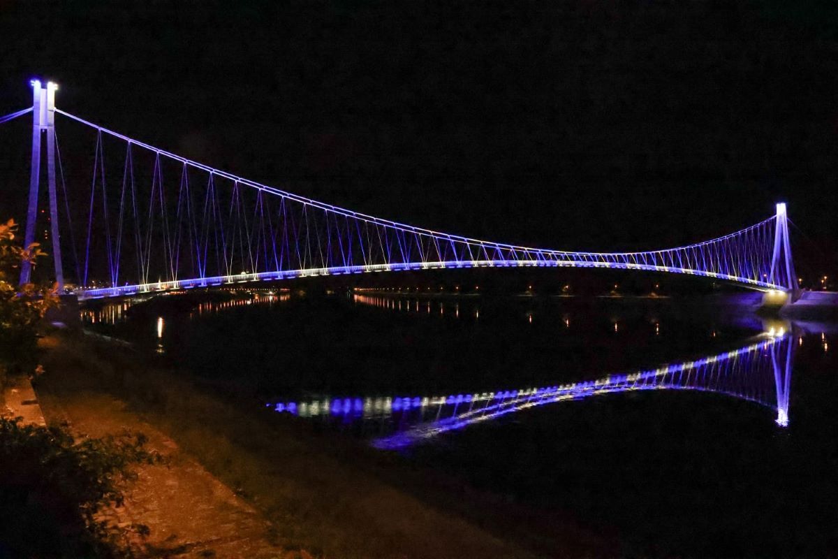 Osječki pješački most svijetli novom dekorativnom rasvjetom