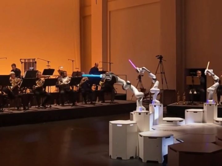 Troruki robot ravna simfonijskim orkestrom