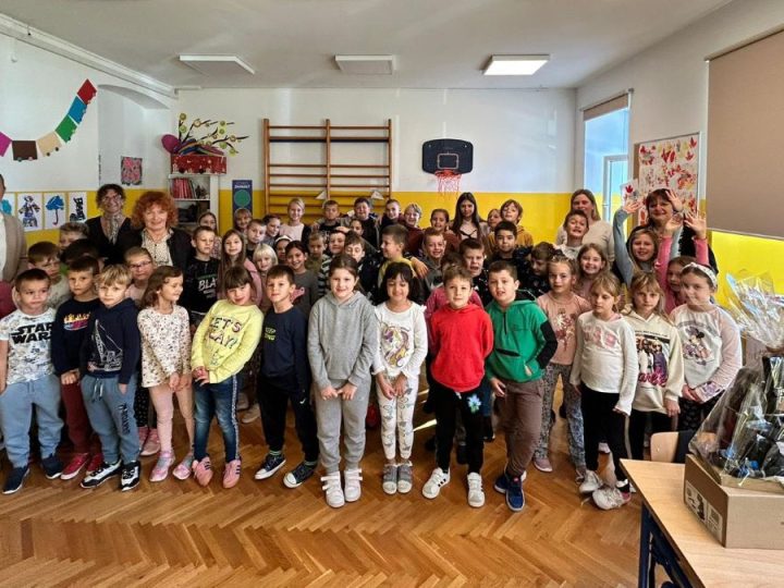 Za Dan učitelja djeci darovani mikroskopi