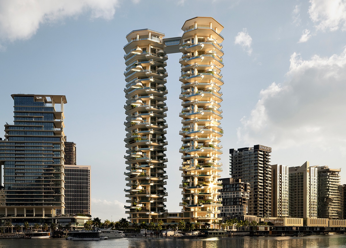 Dva nebodera povezana na vrhu bazenom