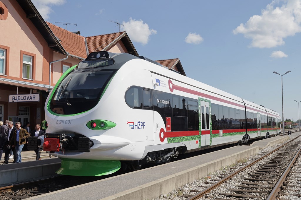 Prvi HŽ-ov elektrobaterijski vlak u prometu